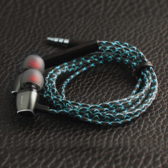Kvalitní HiFi kabel tlustý.